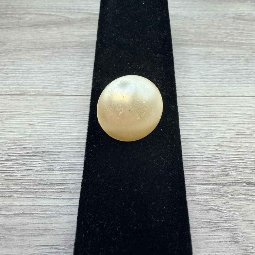 Elegant Cream Dome Brooch‎